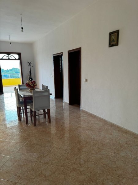 Durres, jepet me qera shtepi 4+1+Ballkon Kati 2, 200 m² 300 € (Plepa, Durres)