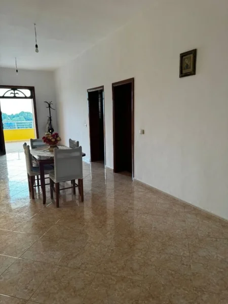 Durres, jepet me qera shtepi 4+1+Ballkon Kati 2, 200 m² 300 € (Plepa, Durres)