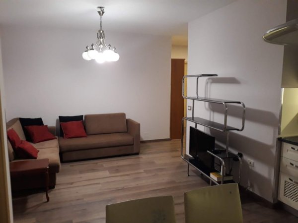 Tirane, jepet me qera apartament 2+1+Ballkon Kati 1, 84 m² 600 € (Rr e durresit)
