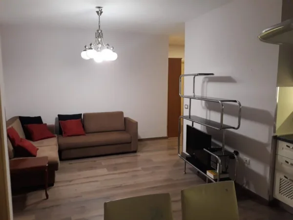 Tirane, jepet me qera apartament 2+1+Ballkon Kati 1, 84 m² 600 € (Rr e durresit)