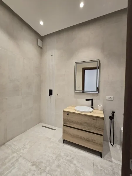 Tirane, jepet me qera apartament 2+1 Kati 3, 100 m² 700 € (Prane Square 21)