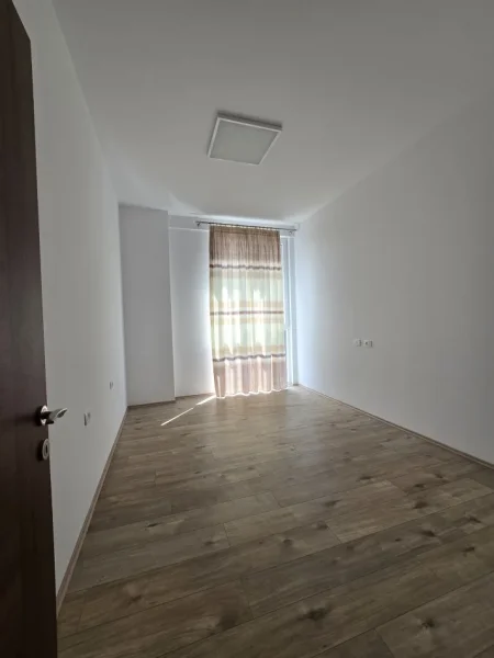 Tirane, jepet me qera apartament 2+1 Kati 3, 100 m² 700 € (Prane Square 21)