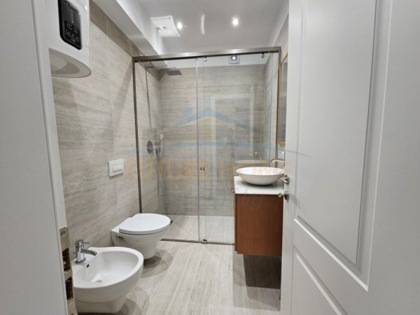 Tirane, jepet me qera apartament 2+1 Kati 3, 85 m² 1.200 € (Blloku)
