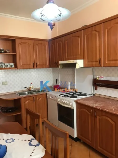 Tirane, jap me qera apartament 2+1+Ballkon , 110 m² 650 € (Myslym Shyr, rruga Islam Alla)