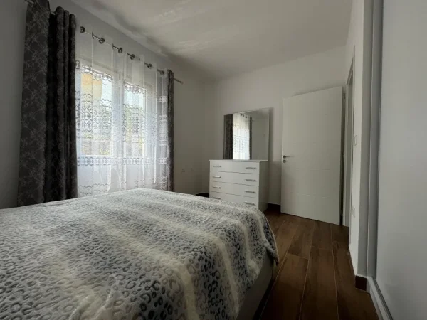 Tirane, jepet me qera apartament 1+1+Ballkon Kati 1, 65 m² 600 € (Pjeter Budi)