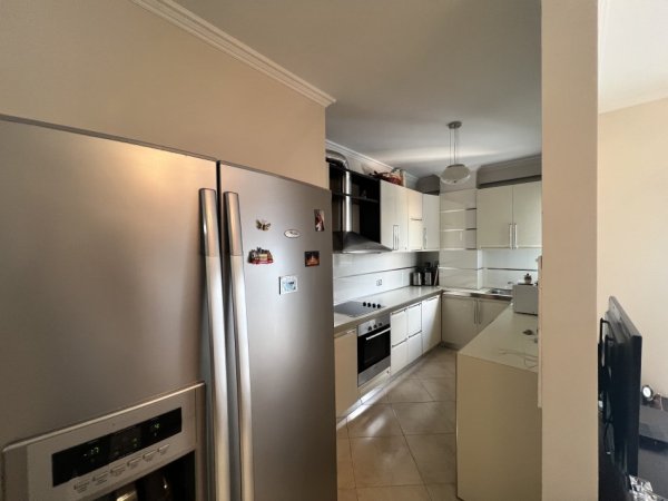 Tirane, jepet me qera apartament 2+1+Ballkon Kati 6, 105 m² 850 € (Rruga e Elbasanir)