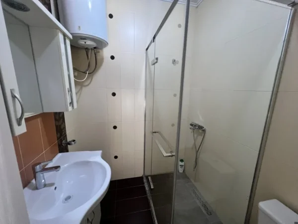Tirane, jepet me qera apartament 2+1+Ballkon Kati 6, 105 m² 850 € (Rruga e Elbasanir)
