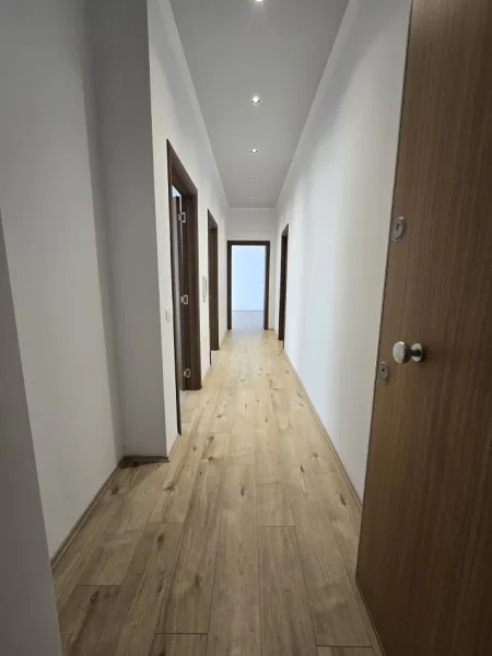Tirane, jepet me qera zyre Kati 3, 91 m² 700 € (Rruga e Kavajës Tiranë,Shqipëria)