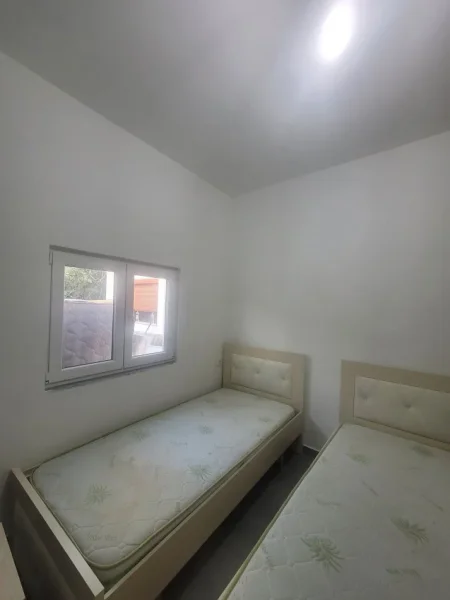 Tirane, jepet me qera Vile 1+1 , 40 m² 250 € (Kasem Qafzezi)