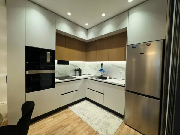 Tirane, shitet apartament 1+1 , 75 m² 155.000 € (Rruga 5 Maji, ne fillim perballe Emerald Center)