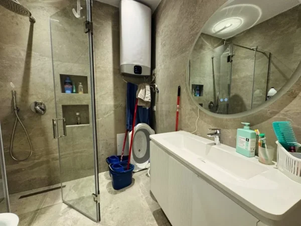 Tirane, shitet apartament 1+1 , 75 m² 155.000 € (Rruga 5 Maji, ne fillim perballe Emerald Center)
