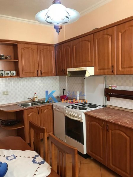 Tirane, jap me qera apartament 2+1+Ballkon Kati 6, 110 m² 650 € (2+1+2 per qira ne Myslym Shyr, rruga Islam Alla)