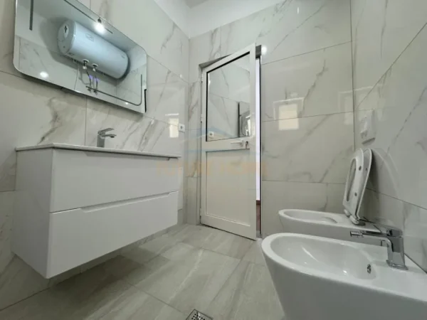 Tirane, jepet me qera apartament 1+1+Aneks+Ballkon Kati 1, 65 m² 600 € 