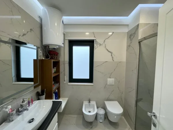 Tirane, shitet apartament 3+1+Ballkon , 145 m² 247.000 € (UNAZA RE)