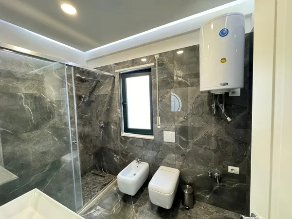 Tirane, shitet apartament 3+1+Ballkon , 145 m² 247.000 € (UNAZA RE)