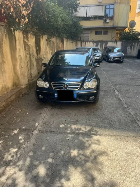 Tirane, shitet makine Mercedez Benz Nafte, e zeze automatik Kondicioner 290.000 km 4.500 €