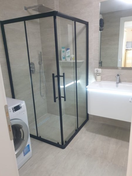 Tirane, jepet me qera apartament 2+1+Ballkon Kati 3, 115 m² 700 € (Tek Mozaiku, Rruga Muhamet Gjollesha)