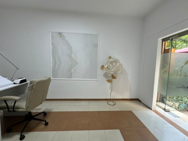 Tirane, jepet me qera ambjent biznesi Kati 1, 20 m² 250 € (Arkitekt Kasemi Brryl)