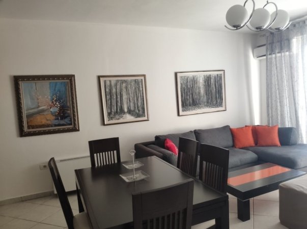 Tirane, jepet me qera apartament 2+1+Ballkon Kati 1, 102 m² 500 € 