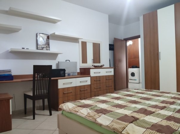 Tirane, jepet me qera apartament 2+1+Ballkon Kati 1, 102 m² 500 € 
