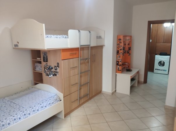 Tirane, jepet me qera apartament 2+1+Ballkon Kati 1, 102 m² 500 € 