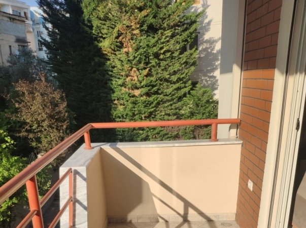 Tirane, jepet me qera apartament 2+1+Ballkon Kati 1, 102 m² 500 € 