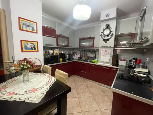 Tirane, jepet me qera apartament 2+1 Kati 3, 130 m² 550 € (Rr. Sulejman Delvina)