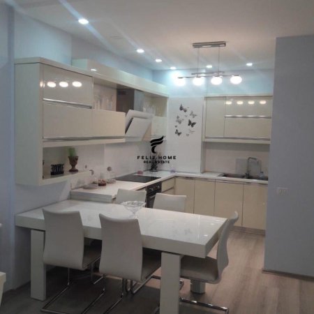 Tirane, jepet me qera dyqan Kati 6, 120 m² 1.000 € (QENDER)