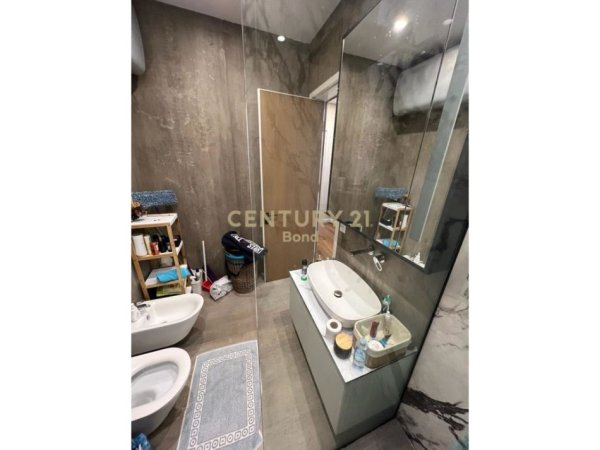 Tirane, jepet me qera apartament 2+1 , 100 m² 1.300 € (21 dhjetori)