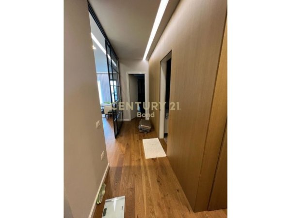 Tirane, jepet me qera apartament 2+1 , 100 m² 1.300 € (21 dhjetori)