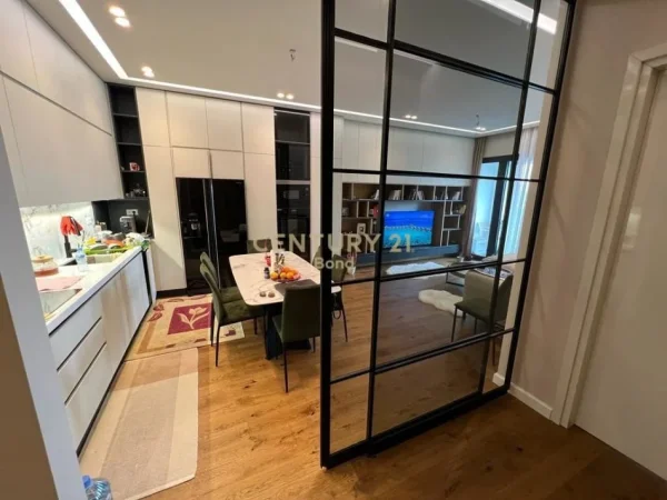 Tirane, jepet me qera apartament 2+1 , 100 m² 1.300 € (21 dhjetori)