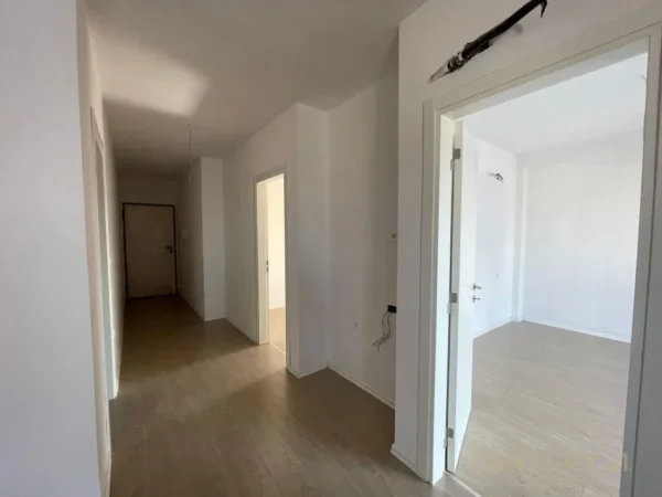 𝐓𝐢𝐫𝐚𝐧𝐞, 𝐣𝐞𝐩𝐞𝐭 𝐦𝐞 𝐪𝐞𝐫𝐚 𝐳𝐲𝐫𝐞 𝐊𝐚𝐭𝐢 𝟔, 𝟕𝟑 𝐦² 𝟕𝟎𝟎 € (𝐀𝐥𝐢 𝐃𝐞𝐦𝐢)