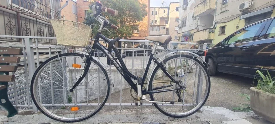 Tirane, shes biciklete per femra Cinzia gri e erret