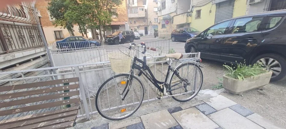 Tirane, shes biciklete per femra Cinzia gri e erret