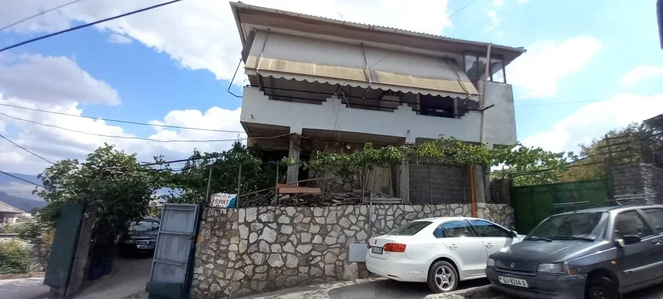 Gjirokaster, shitet shtepi 2 Katshe , 192 m² 150.000 € (RRUGA MUFIT RESO, LAGJIA DUNAVAT I II-te ,GJIROKASTER)