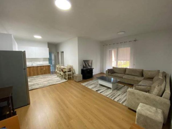 Tirane, jepet me qera apartament 3+1+Ballkon Kati 5, 110 m² 650 € (RRUGA 5 MAJI)