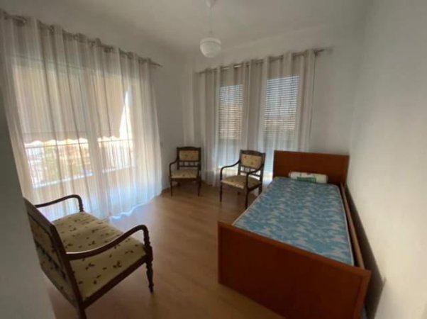 Tirane, jepet me qera apartament 3+1+Ballkon Kati 5, 110 m² 650 € (RRUGA 5 MAJI)
