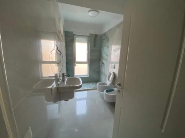 Tirane, jepet me qera apartament 3+1+Ballkon Kati 5, 110 m² 650 € (RRUGA 5 MAJI)