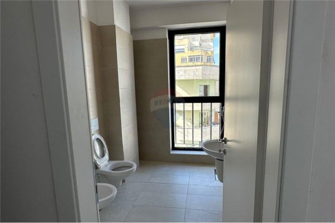 Tirane, jepet me qera apartament 2+1 Kati 5, 99 m² 750 € (Prane Parkut Olimpik - Komuna e Parisit - Kompleksi Dinamo, Shqipëri)