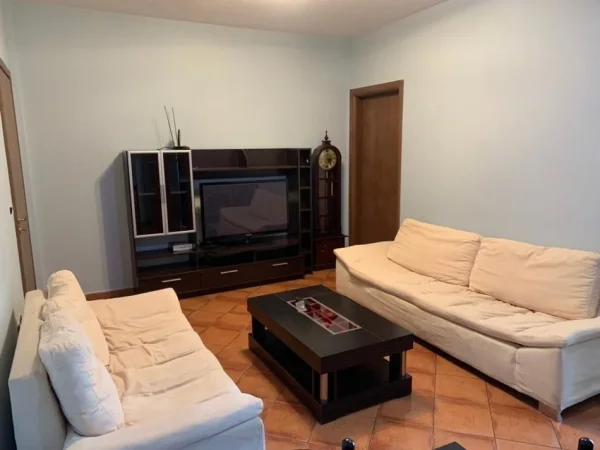 Tirane, jepet me qera apartament 1+1+Ballkon Kati 9, 60 m² 500 € (HARRY FULTZ)