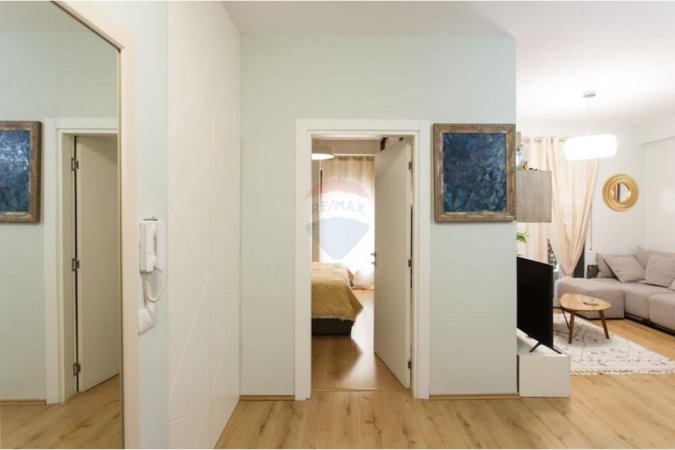 Tirane, jepet me qera apartament 1+1+Ballkon Kati 4, 85 m² 600 € (Pazari i Ri)