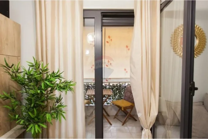 Tirane, jepet me qera apartament 1+1+Ballkon Kati 4, 85 m² 600 € (Pazari i Ri)