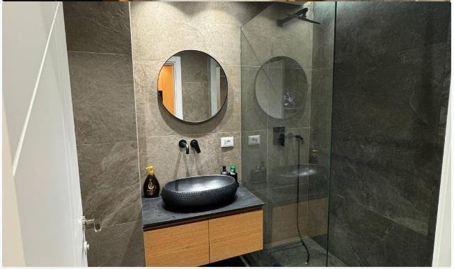 Tirane, jepet me qera apartament 1+1+Aneks+Ballkon Kati 4, 900 € (Komuna Parisit)