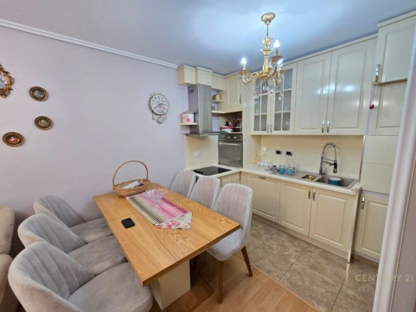 Tirane, jepet me qera apartament 2+1 Kati 2, 72 m² 650 € (MYSLYM SHYR)