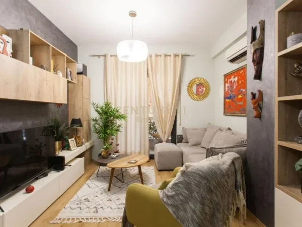 Tirane, jepet me qera apartament 1+1 Kati 2, 56 m² 600 € (te Pazari i Ri)