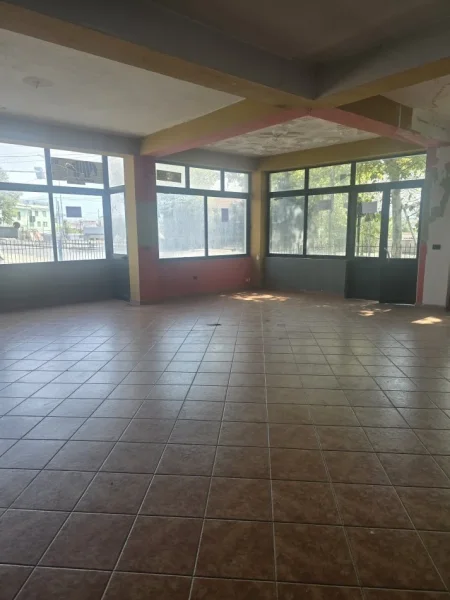 Tirane, jepet me qera dyqan Kati 1, 175 m² 1.000 € (Rruga Gjerg Balsha Njesia Administrative Nr 11)