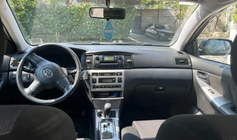Tirane, shitet makine Toyota Corolla 2006 Nafte, e zeze automatik Kondicioner 208.000 km 4.600 €