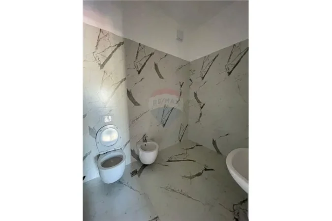 Tirane, jepet me qera apartament 2+1+Aneks+Ballkon , 116 m² 850 € (Rruga e Kavajes - Kompleksi Delijorgji)
