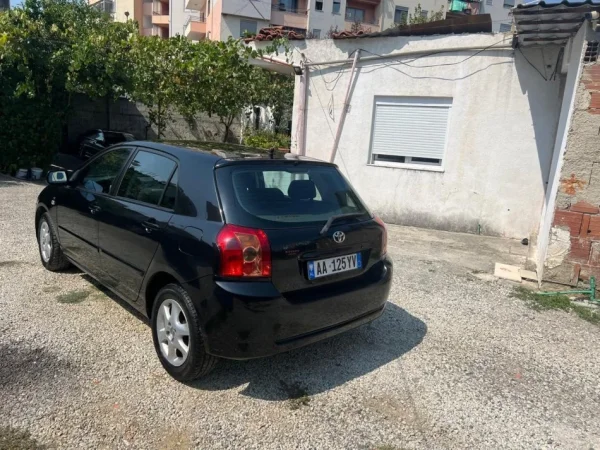 Tirane, shitet makine Toyota Corolla 2006 Nafte, e zeze automatik Kondicioner 208.000 km 4.600 €