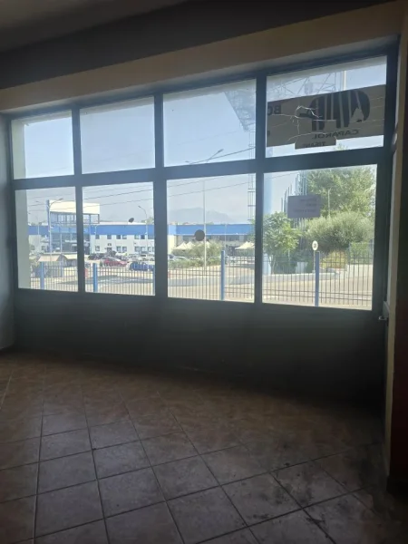 Tirane, jepet me qera dyqan Kati 1, 175 m² 1.000 € (Rruga Gjerg Balsha Njesia Administrative Nr 11)